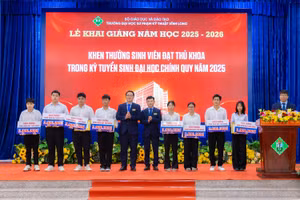 Lãnh đạo nhà trường khen thưởng sinh viên đạt thủ khoa trong kỳ tuyển sinh năm 2025.