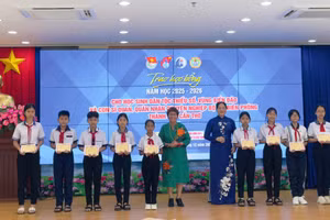 Trao học bổng cho học sinh dân tộc thiểu số có hoàn cảnh khó khăn.