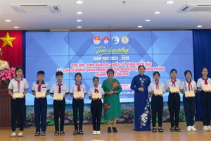 Trao học bổng cho học sinh dân tộc thiểu số có hoàn cảnh khó khăn.