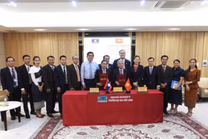 Nghi thức ký kết hợp tác giữa Trường ĐH Cửu Long và Sở Giáo dục và Thể thao tỉnh Champasak (Lào).