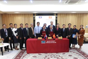 Nghi thức ký kết hợp tác giữa Trường ĐH Cửu Long và Sở Giáo dục và Thể thao tỉnh Champasak (Lào).