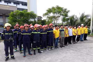 Các chiến sĩ Phòng Cảnh sát PCCC&CNCH - Công an tỉnh Vĩnh Long, Đội PCCC Trường và SV tham gia diễn tập.