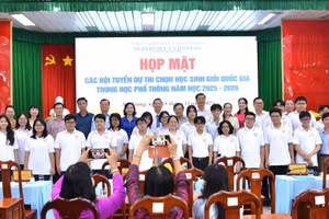 Lãnh đạo tỉnh và lãnh đạo Sở GD&ĐT An Giang chụp ảnh lưu niệm cùng học sinh tham gia đội tuyển.