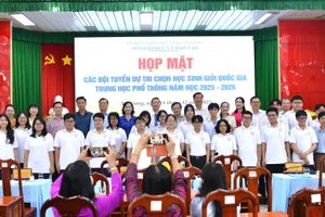 Lãnh đạo tỉnh và lãnh đạo Sở GD&ĐT An Giang chụp ảnh lưu niệm cùng học sinh tham gia đội tuyển.