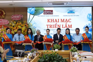 Đại biểu cắt băng khai mạc triển lãm.