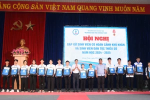 SV hoàn cảnh khó khăn nhận quà hỗ trợ từ Chi hội Khuyến học Trường ĐH Đồng Tháp.