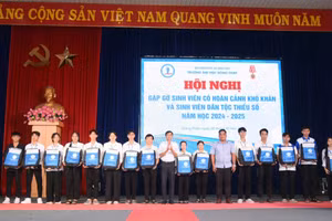 SV hoàn cảnh khó khăn nhận quà hỗ trợ từ Chi hội Khuyến học Trường ĐH Đồng Tháp.