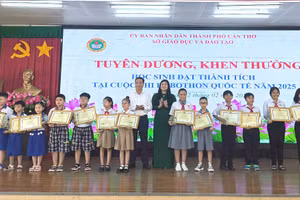 Trao Bằng khen của Chủ tịch UBND thành phố cho 6 tập thể và 1 cá nhân đạt giải Vô địch, Nhì, Ba tại Cuộc thi Robothon quốc tế năm 2025.