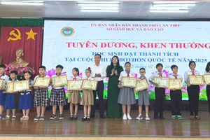 Trao Bằng khen của Chủ tịch UBND thành phố cho 6 tập thể và 1 cá nhân đạt giải Vô địch, Nhì, Ba tại Cuộc thi Robothon quốc tế năm 2025.