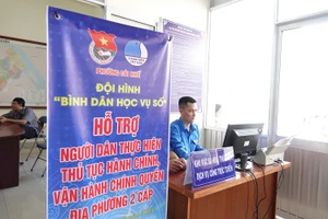 Đội hình "Bình dân học vụ số" hỗ trợ người dân thực hiện các thủ tục hành chính.
