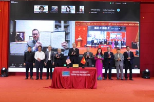 Quang cảnh buổi lễ ký kết.