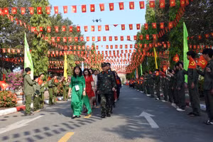 Đại biểu tham quan “Đường cờ chiến thắng” tại Trường ĐH Cửu Long.