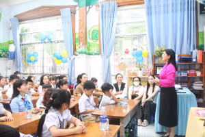 Lãnh đạo Sở GD&ĐT thăm cô, trò Trường Tiểu học Ngô Quyền, phường Ninh Kiều.