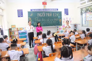 Bà Trần Thị Huyền, Quyền Giám đốc Sở GD&ĐT TP Cần Thơ thăm lớp 1 Trường TH Mạc Đĩnh Chi. Ảnh: Q. Ngữ.