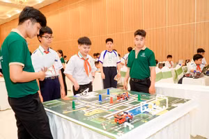 Học sinh TP Cần Thơ tham gia cuộc thi Robothon cấp thành phố năm 2025.