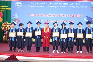 Lãnh đạo Trường khen thưởng tân khoa tốt nghiệp loại xuất sắc.