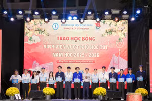 Lãnh đạo Trường trao học bổng sinh viên vượt khó học tốt.