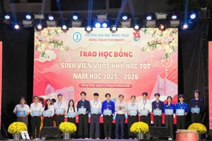 Lãnh đạo Trường trao học bổng sinh viên vượt khó học tốt.