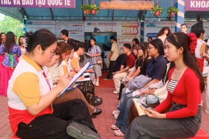 Học sinh tham quan, trải nghiệm tại các gian hàng.