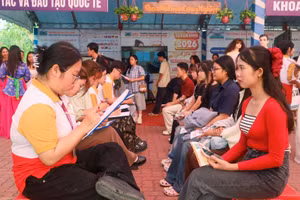 Học sinh tham quan, trải nghiệm tại các gian hàng.