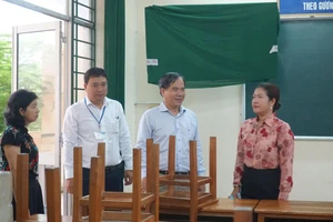 Bà Nguyễn Thị Ngọc Điệp, Phó Chủ tịch UBND thành phố, Trưởng BCĐ thi kiểm tra công tác chuẩn bị Kỳ thi tại Trường THPT Nguyễn Việt Hồng.