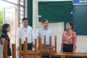 Bà Nguyễn Thị Ngọc Điệp, Phó Chủ tịch UBND thành phố, Trưởng BCĐ thi kiểm tra công tác chuẩn bị Kỳ thi tại Trường THPT Nguyễn Việt Hồng. 