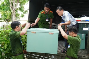 Lực lượng Công an TP Cần Thơ và Ban Chỉ đạo thi áp tải đề thi lên xe đặc chủng.