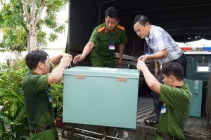 Lực lượng Công an TP Cần Thơ và Ban Chỉ đạo thi áp tải đề thi lên xe đặc chủng.