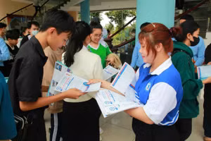 Học sinh THPT tham gia tư vấn tuyển sinh vào Trường ĐH Đồng Tháp.
