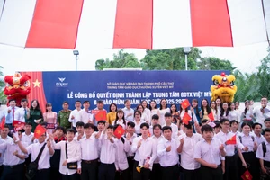 Đại biểu và học viên Trung tâm GDTX Việt Mỹ khóa đầu tiên.