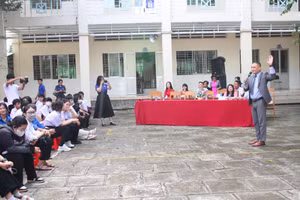 Ông Vũ Đức Hùng - Chủ tịch HĐQT Công ty Tư vấn giáo dục và định cư HT Đại Dương chia sẻ cùng học sinh. 