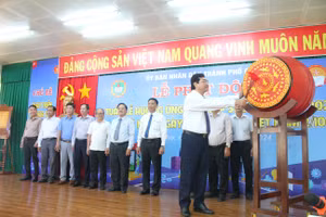 Ông Trần Thanh Bình, Giám đốc Sở GD&ĐT TP Cần Thơ đánh trống truyền thông điệp “Tuần lễ hưởng ứng học tập suốt đời”.