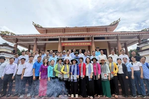 Chi bộ Văn phòng Sở GD&ĐT TP Cần Thơ sinh hoạt chuyên đề - về nguồn tại Khu Di tích Đền thờ Bác Hồ, xã An Thạnh.