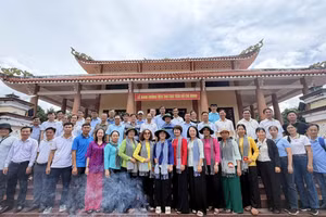 Chi bộ Văn phòng, Chi bộ Tài chính Sở GD&ĐT TP Cần Thơ sinh hoạt chuyên đề - về nguồn tại Khu Di tích Đền thờ Bác Hồ, xã An Thạnh.