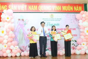 Ông Trần Thanh Bình, Giám đốc Sở GD&ĐT trao Bằng khen của BCH Liên đoàn lao động TP Cần Thơ cho các tập thể xuất sắc.