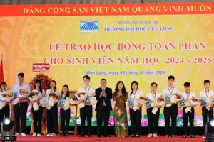 Thạc sĩ Lê Tôn Đức Hòa - Chủ tịch Hội đồng trường và TS Đặng Thị Ngọc Lan - Phó Hiệu trưởng trao học bổng cho tân sinh viên năm học 2024 - 2025.
