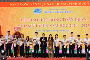 Thạc sĩ Lê Tôn Đức Hòa - Chủ tịch Hội đồng trường và TS Đặng Thị Ngọc Lan - Phó Hiệu trưởng trao học bổng cho tân sinh viên năm học 2024 - 2025.