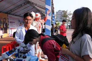 Học sinh tham quan trải nghiệm tại gian hàng của các Khoa.