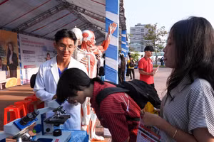 Học sinh tham quan trải nghiệm tại gian hàng của các Khoa.