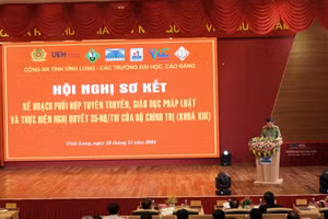 Thượng tá Lê Minh Sơn - Phó Trưởng Phòng An ninh chính trị nội bộ (Công an tỉnh Vĩnh Long) báo cáo sơ kết công tác phối hợp giữa Công an tỉnh với các trường ĐH, CĐ trong tỉnh.