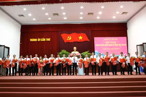 Ông Đỗ Thanh Bình, Bí thư Thành ủy trao quyết định cho các cán bộ. Ảnh: Minh Trung.