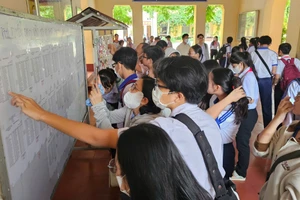 Thí sinh xem danh sách phòng thi tại điểm thi Trường THPT Châu Văn Liêm, quận Ninh Kiều, TP Cần Thơ.