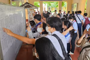 Thí sinh xem danh sách phòng thi tại điểm thi Trường THPT Châu Văn Liêm, quận Ninh Kiều, TP Cần Thơ.