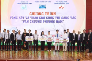 Ban tổ chức cuộc thi trao giải cho các tác giả.
