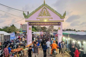 Người dân vùng đồng bào dân tộc Khmer tham gia lễ hội tại phường Vĩnh Châu, TP Cần Thơ. Ảnh: X. L.