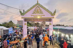 Người dân vùng đồng bào dân tộc Khmer tham gia lễ hội tại phường Vĩnh Châu, TP Cần Thơ. Ảnh: X. L.