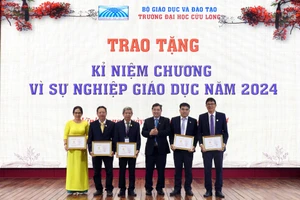 Ths Lê Tôn Đức Hòa - Chủ tịch Hội đồng Trường ĐH Cửu Long trao Kỷ niệm chương Vì sự nghiệp giáo dục cho các cá nhân.