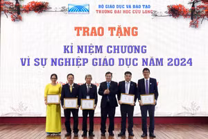 Ths Lê Tôn Đức Hòa - Chủ tịch Hội đồng Trường ĐH Cửu Long trao Kỷ niệm chương Vì sự nghiệp giáo dục cho các cá nhân.