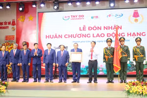 Trường Đại học Tây Đô đón nhận Huân chương Lao động hạng Nhì
