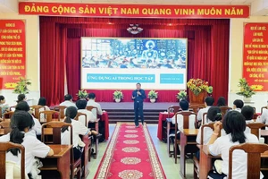 HS Trường THPT Hoàng Diệu, phường Phú Lợi (TP Cần Thơ) nghe chia sẻ về chuyển đổi số và trí tuệ nhân tạo. Ảnh: X Lương.